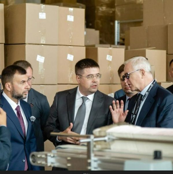 Президент РСПП Александр Шохин и глава ДНР Денис Пушилин ознакомились с производством экологичной упаковки в рамках "Иннопрома"